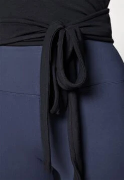 LONG SLEEVE YOGA WRAP TOP - Long Sleeved Top - Black -Even&Odd 8b7e0877c7d14125ae4f4708386e6105